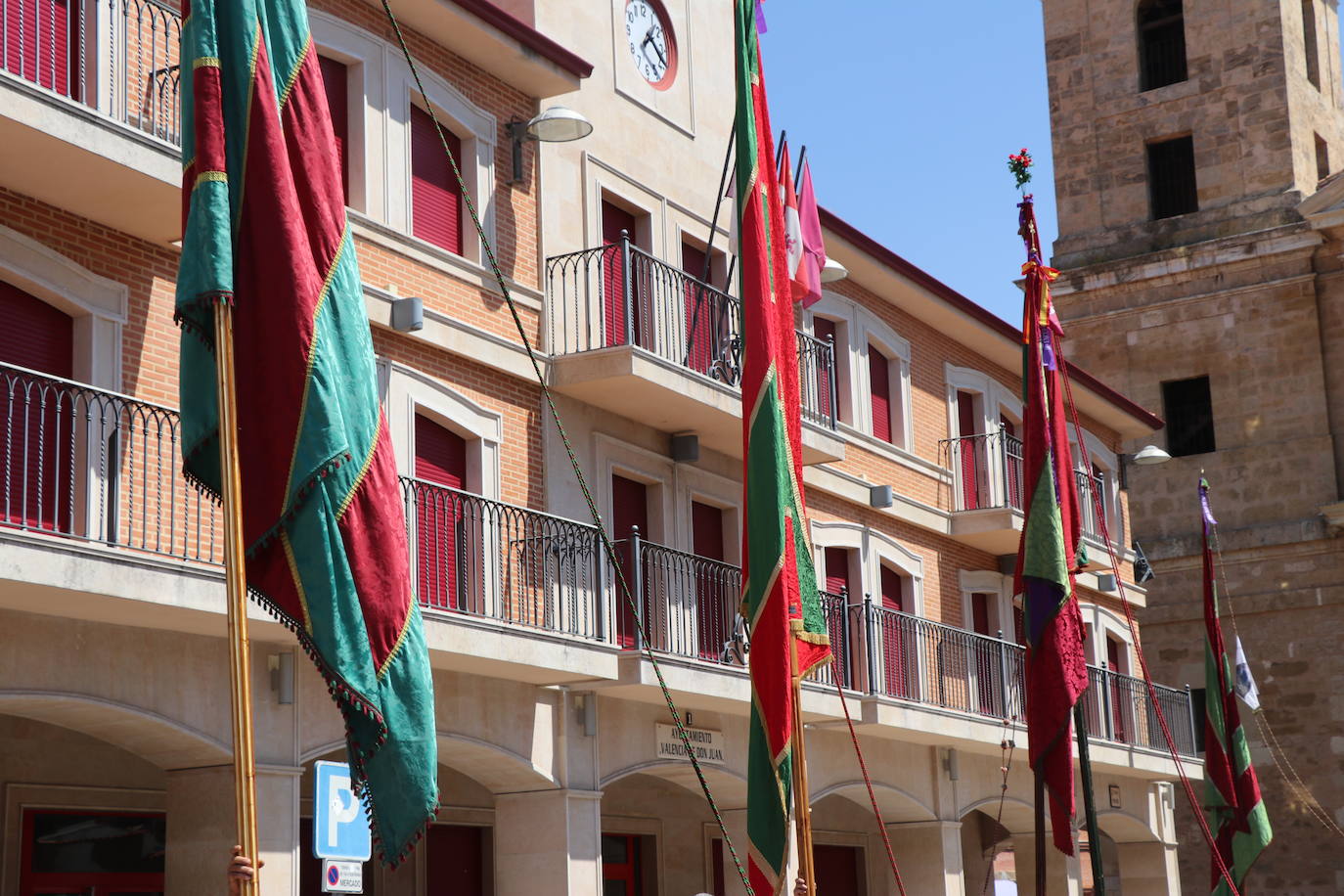 Los pendones de la comnarca lucen en el Día de Asturias en Valencia de Don Juan. 