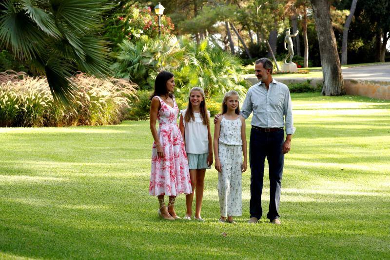 La familia real continúa de vacaciones en Palma de Mallorca. Como ya es habitual, han posado ante los fotógrafos dando una imagen de unión y felicidad. 