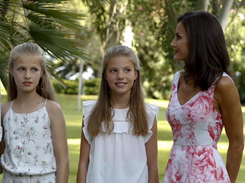 La familia real continúa de vacaciones en Palma de Mallorca. Como ya es habitual, han posado ante los fotógrafos dando una imagen de unión y felicidad. 