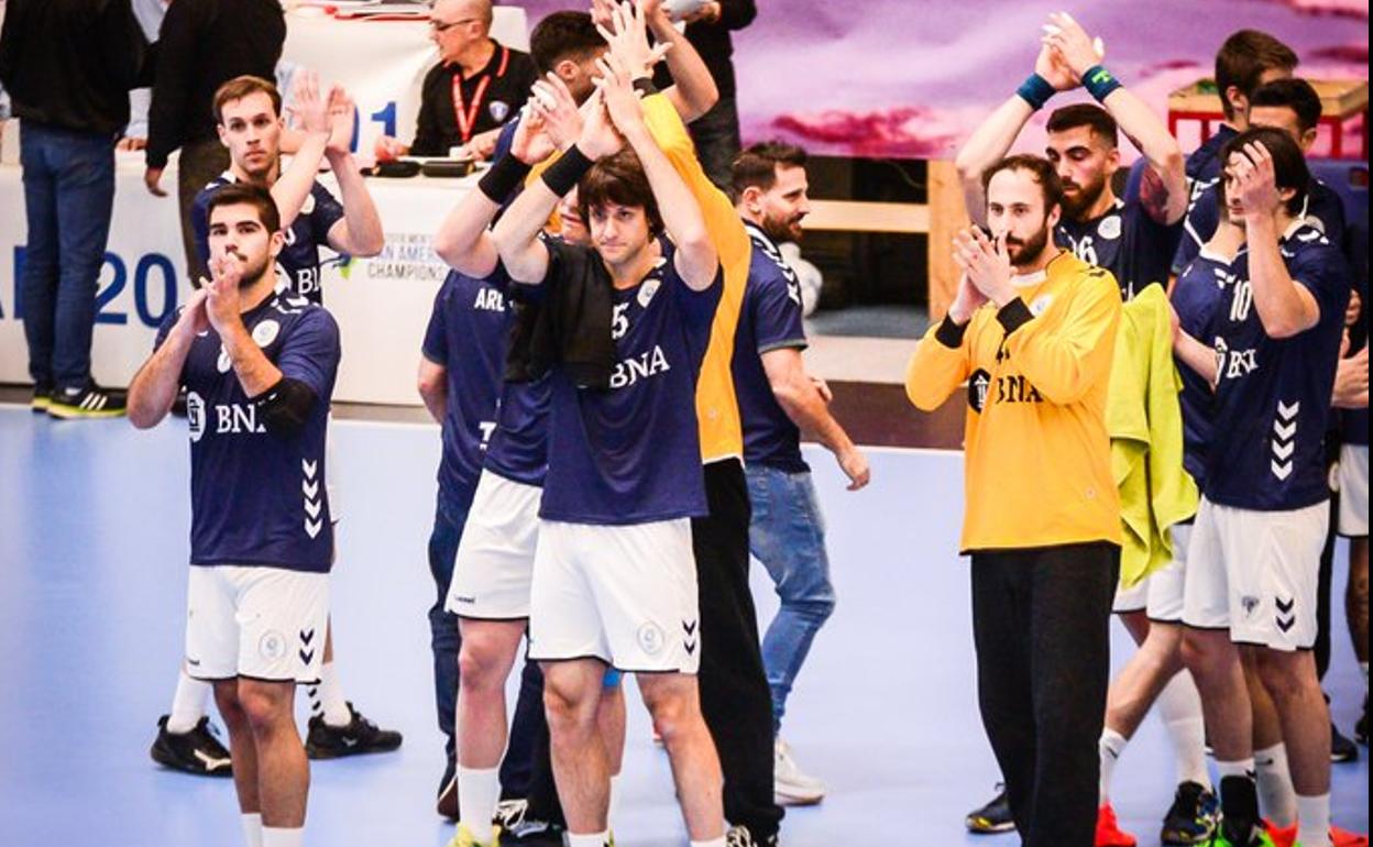 Carou saluda a la afición argentina tras un partido.