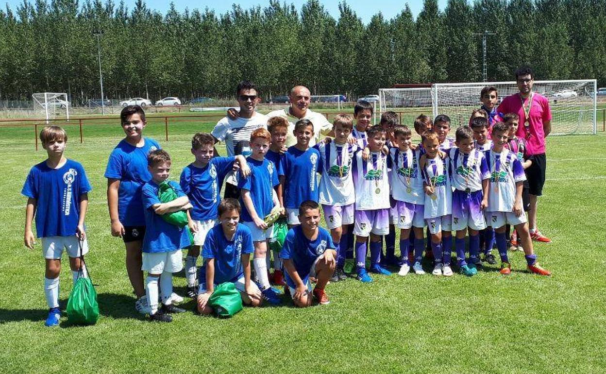 Alevines de Torrelavega y Valencia de Don Juan, hermanados por el fútbol en el polideportivo