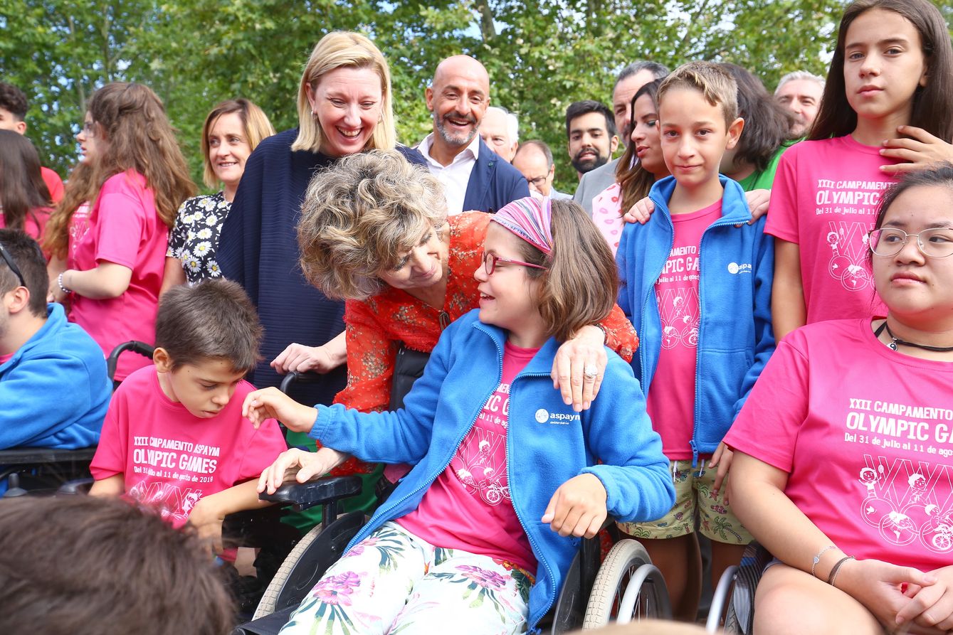 La ministra y la consejera, este lunes, en el campamento de Aspaym.