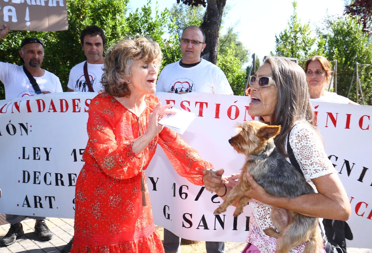 La ministra y la consejera, este lunes, en el campamento de Aspaym.