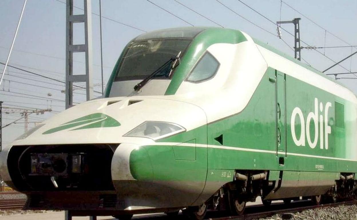 Imagen de un tren de alta velocidad con los logos del gestor de infraestructuras Adif.