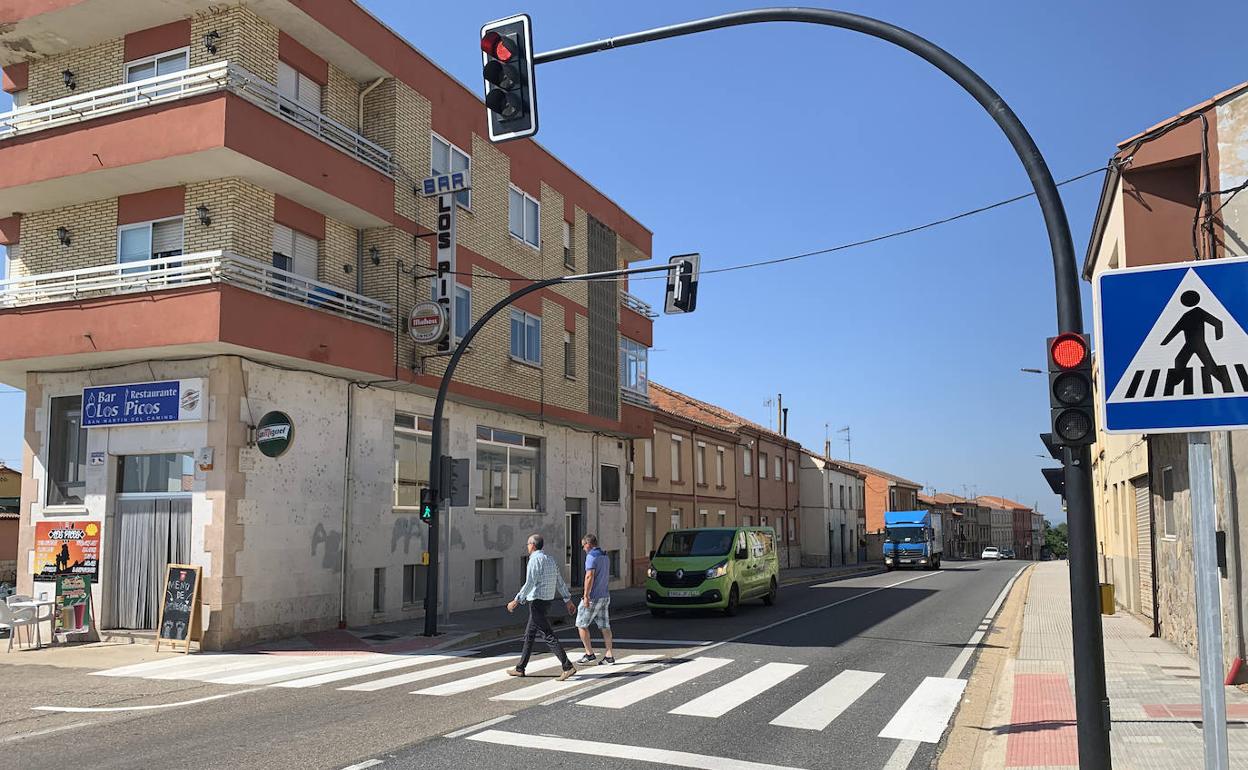 Santa Marina del Rey invierte 150.000 euros en un semáforo para regular el tráfico con la N-120 y el alumbrado de San Martín del Camino