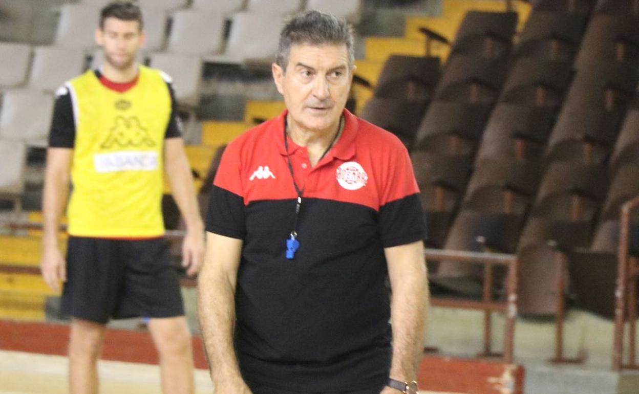 Manolo Cadenas, durante su primer entrenamiento con el Abanca Ademar.