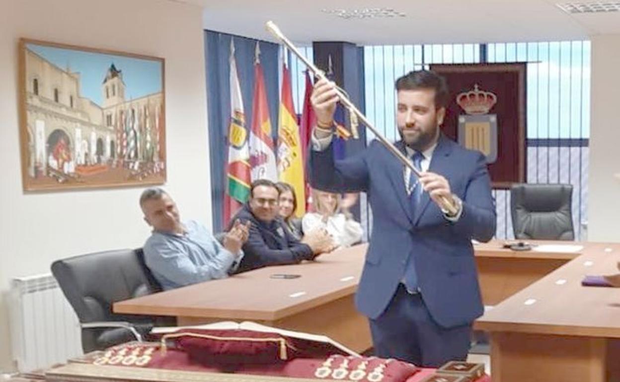 Alejandro Barrera, en el momento de tomar el bastón de mando.