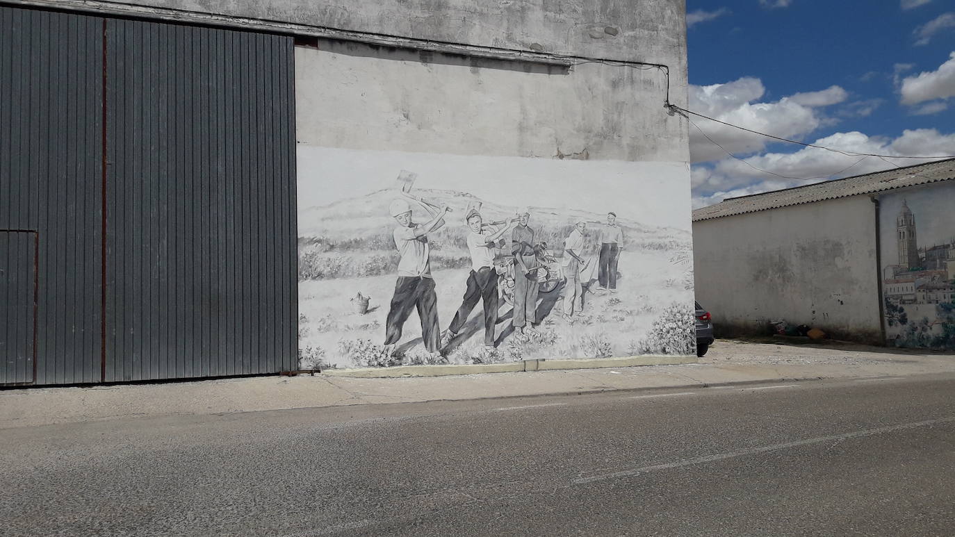 Marcelino García, en el último mural que está pintando en Moraleja de Cuéllar.