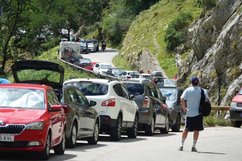 La afluencia de público en julio y agosto se dispara con días en los que se superan los 2.000 senderistas. El Principado planea ordenar el acceso con lanzaderas y más aparcamientos. 