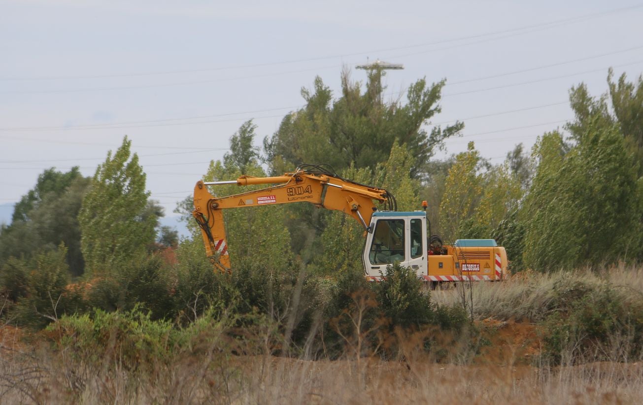 Las máquinas han realizado este viernes los primeros movimientos de tierra en la zona Este.