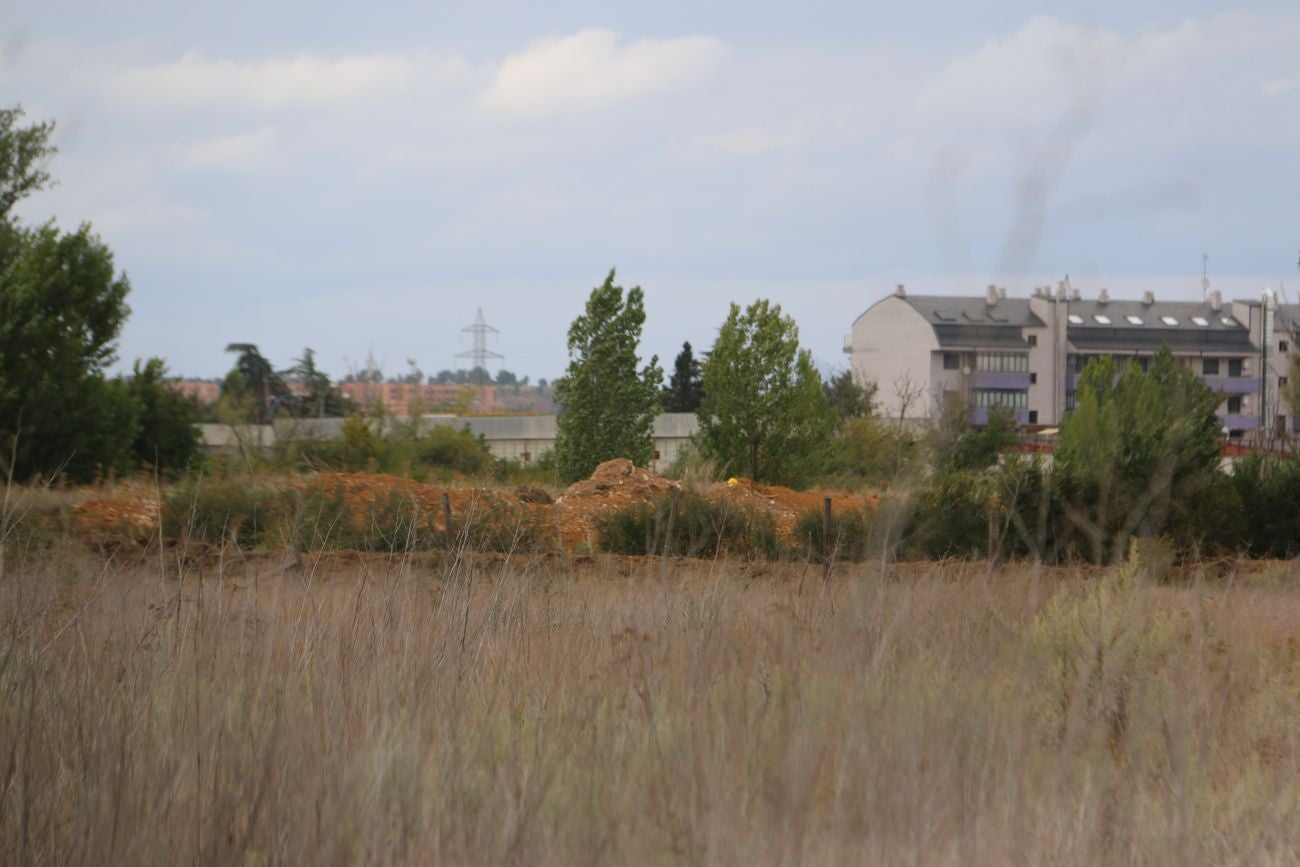 Las máquinas han realizado este viernes los primeros movimientos de tierra en la zona Este.