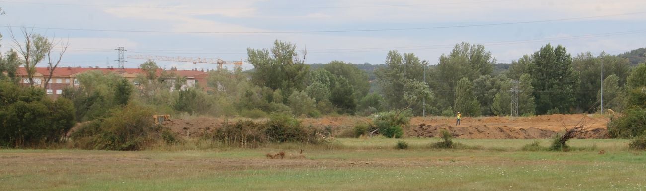 Las máquinas han realizado este viernes los primeros movimientos de tierra en la zona Este.