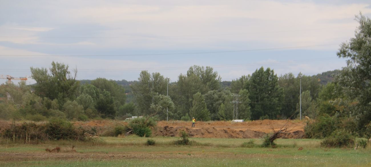 Las máquinas han realizado este viernes los primeros movimientos de tierra en la zona Este.