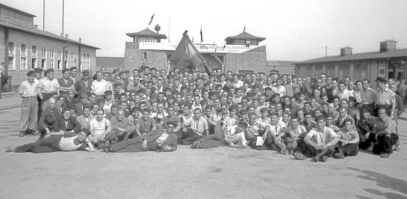 Imagen de algunos de los presos tocando instrumentos en Mauthausen.