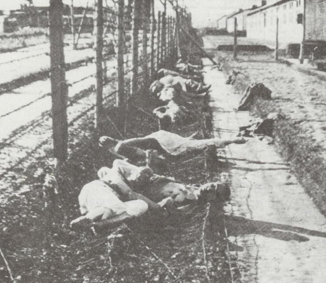 Imagen de algunos de los presos tocando instrumentos en Mauthausen.