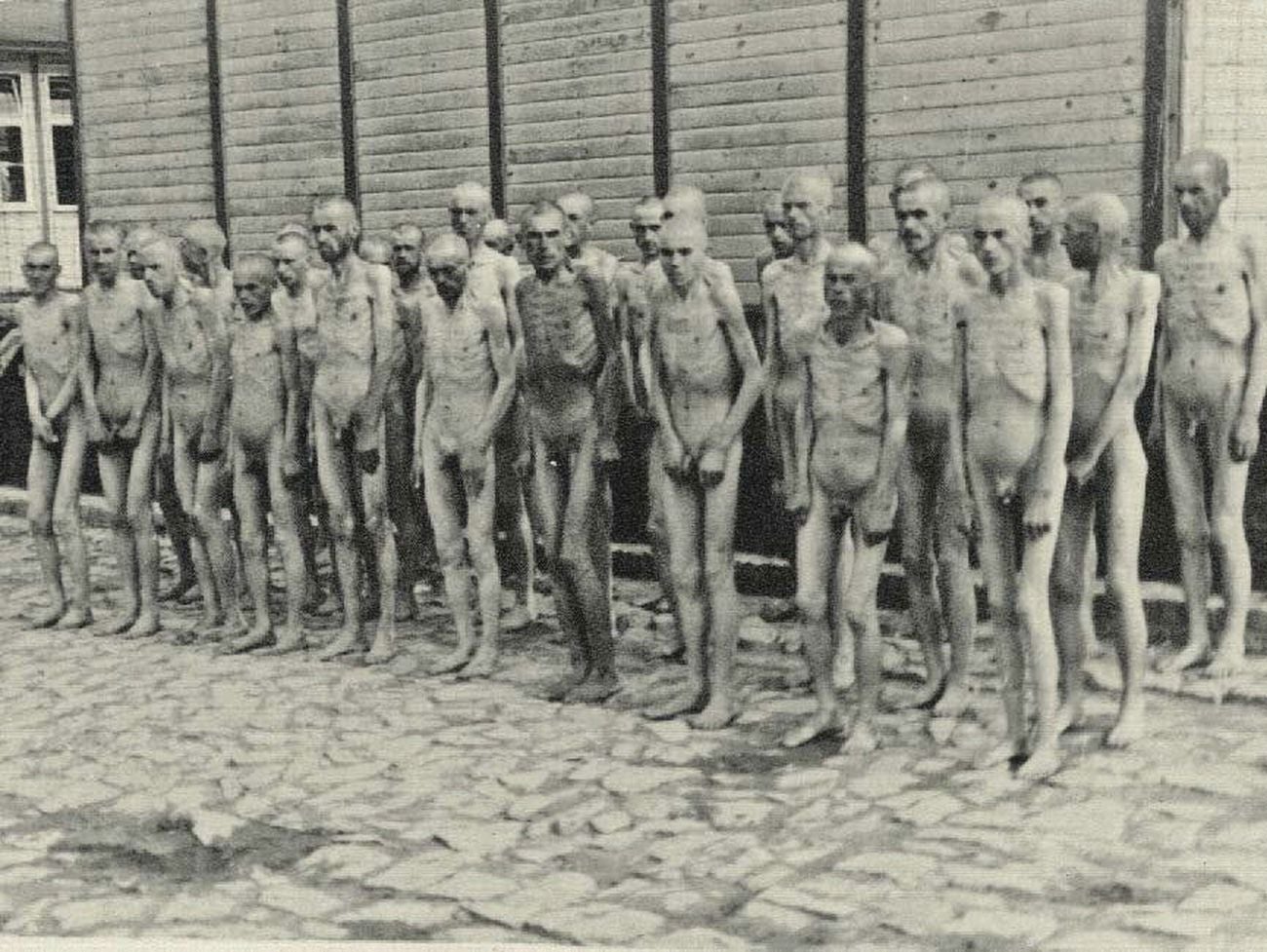 Imagen de algunos de los presos tocando instrumentos en Mauthausen.