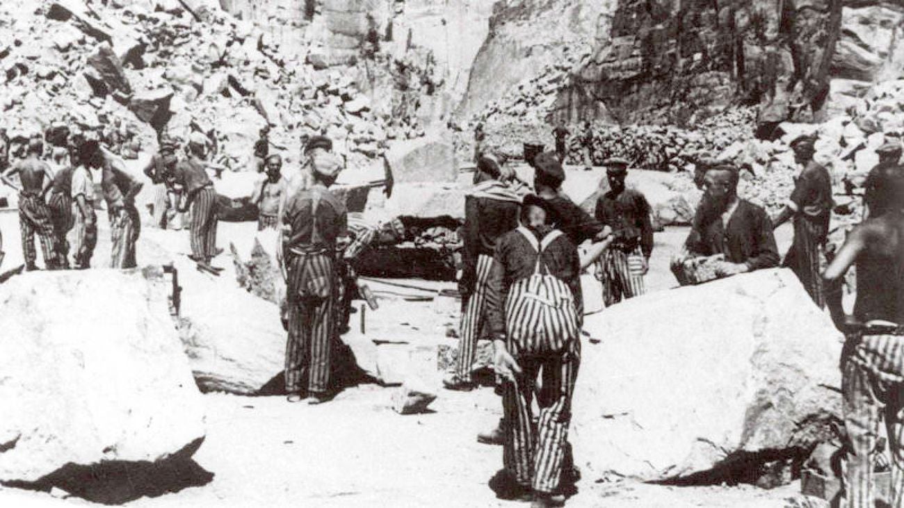 Imagen de algunos de los presos tocando instrumentos en Mauthausen.