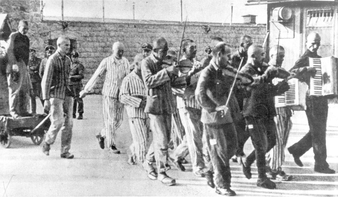 Imagen de algunos de los presos tocando instrumentos en Mauthausen.