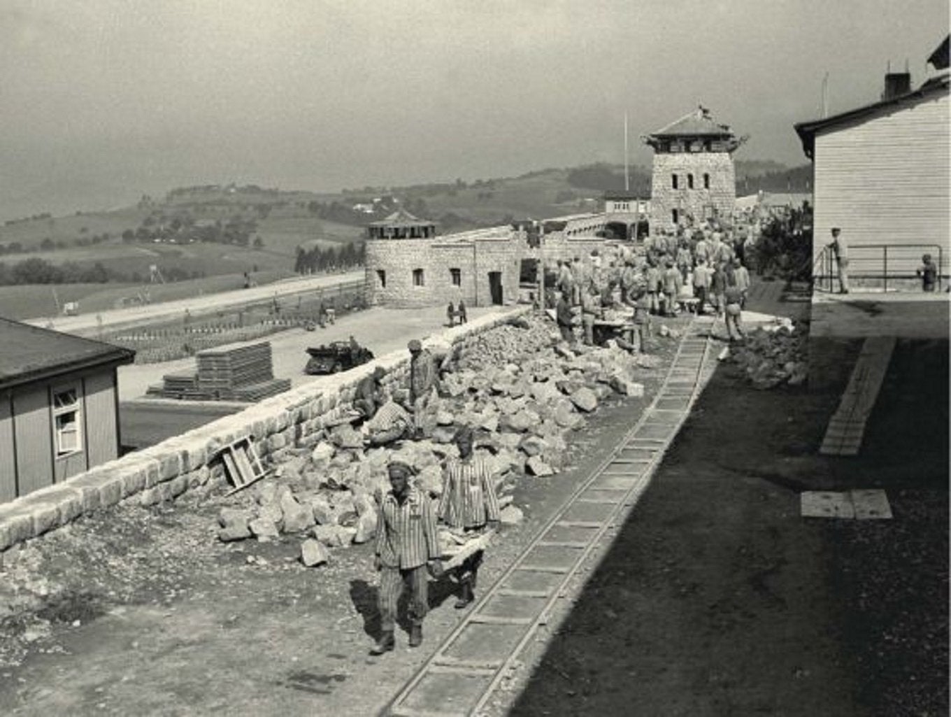 Imagen de algunos de los presos tocando instrumentos en Mauthausen.