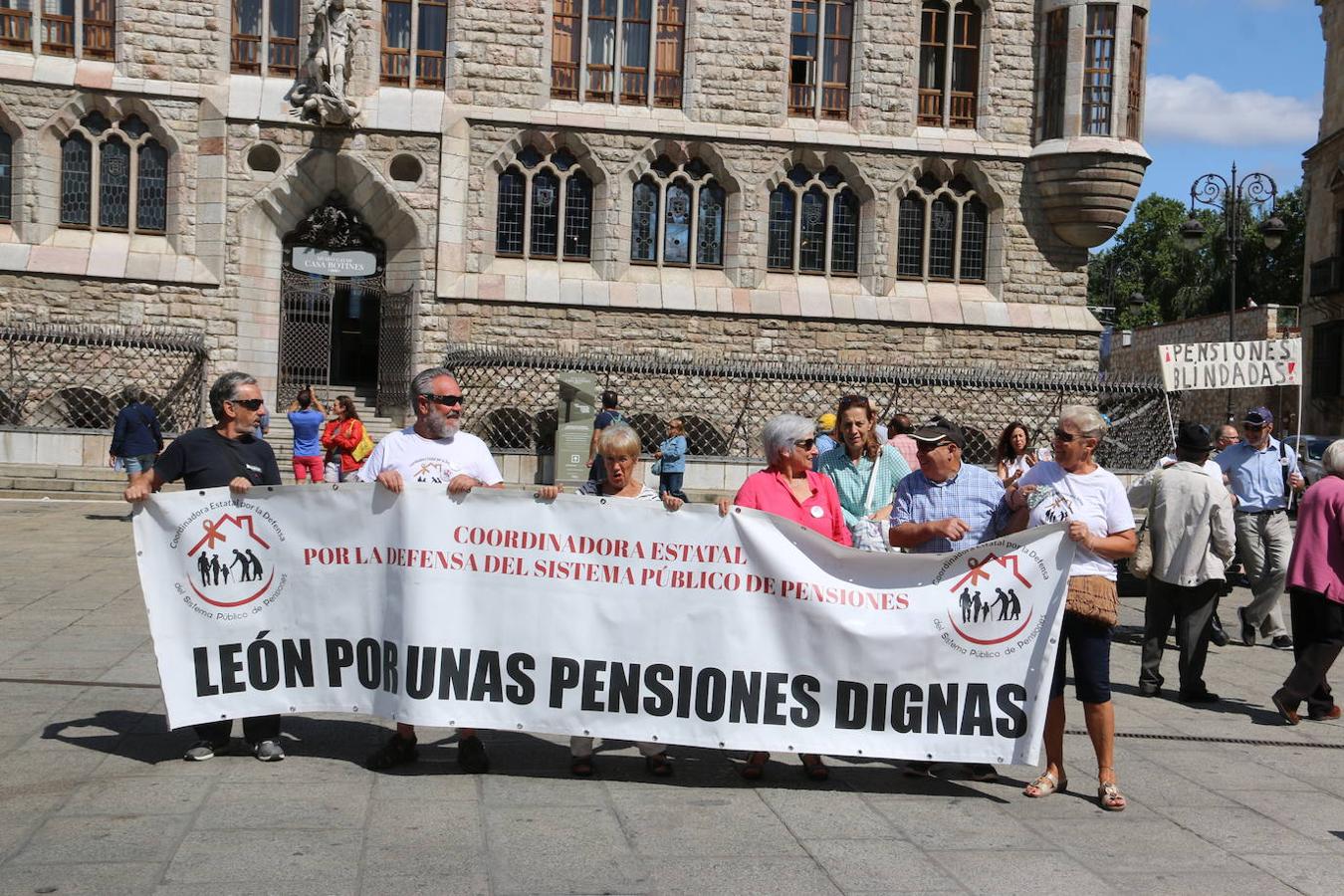 Fotos: Los pensionistas exigen una reforma «digna, seria y rigurosa» de la Seguridad Social