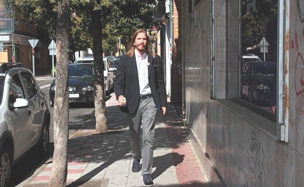 El secretario general de Podemos en Castilla y León, Pablo Fernández, llega a la sede de la capital leonesa.