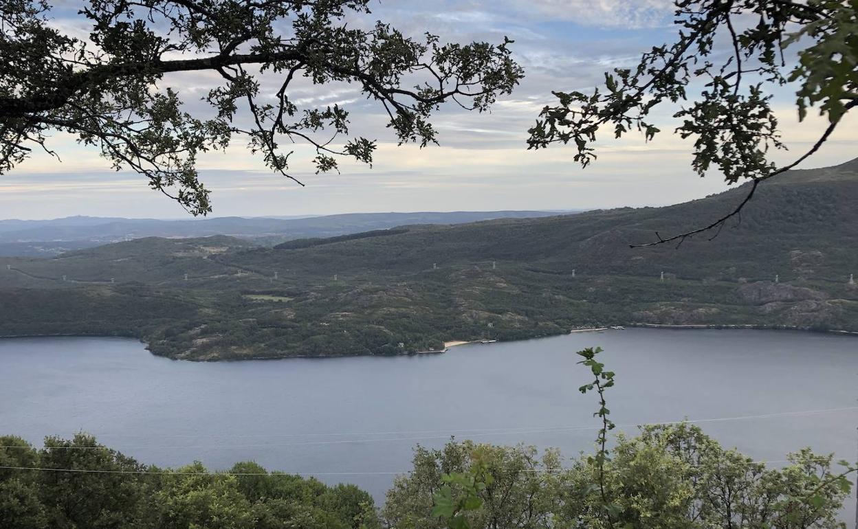 El Lago de Sanabria desde un mirador en San Martín de Castañeda.