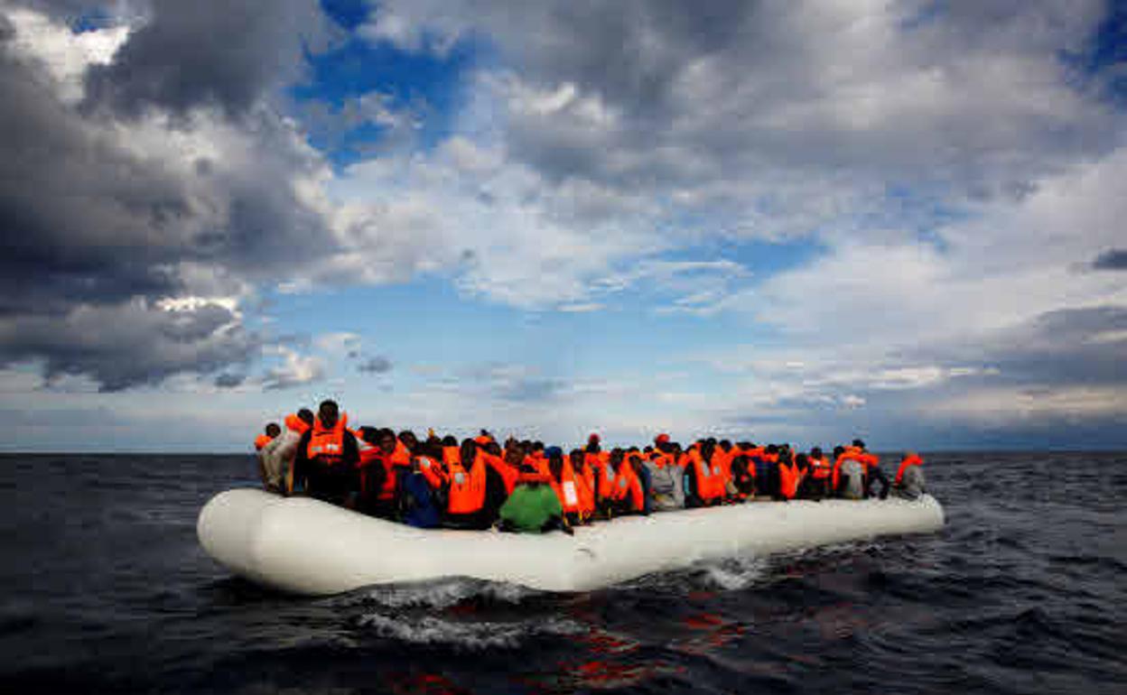 Una patera repleta de subsaharianos antes de ser rescatada por la ONG Proactiva Open Arms. 