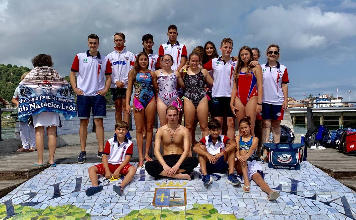 Foto familia de los participantes del Club Natación León. 