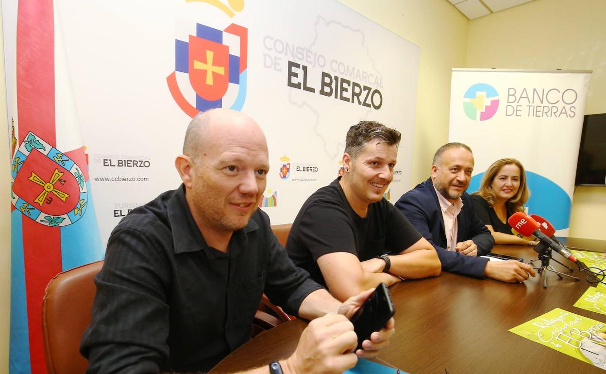 En primer término Pablo Linares, director técnico de la ABA, junto a los ediles de Carracedelo (2I) y Camponaraya (1D) y el presidente comarcal.