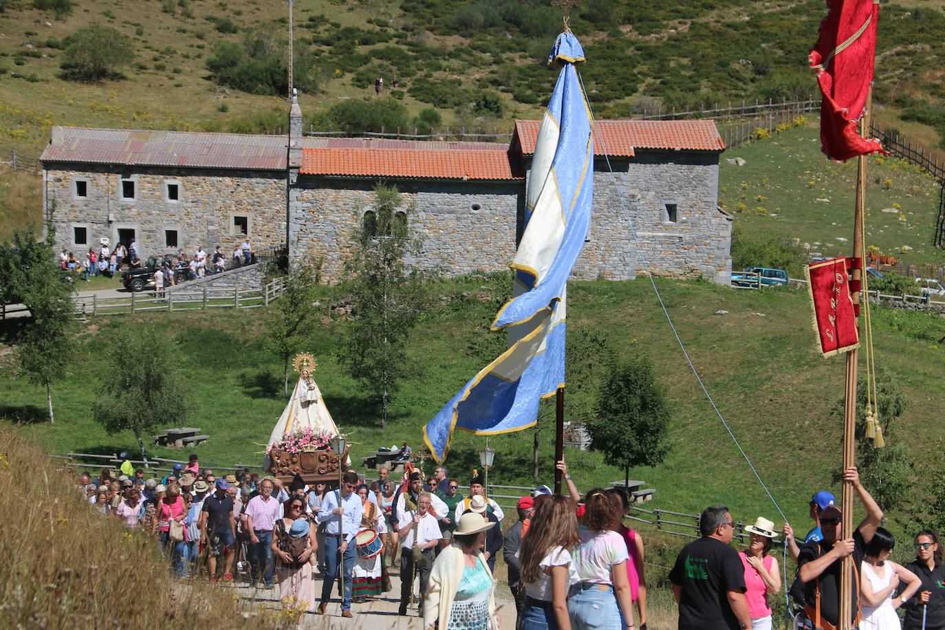 Fotos: Tradición y caballos para honrar a la Virgen de Riosol en Maraña