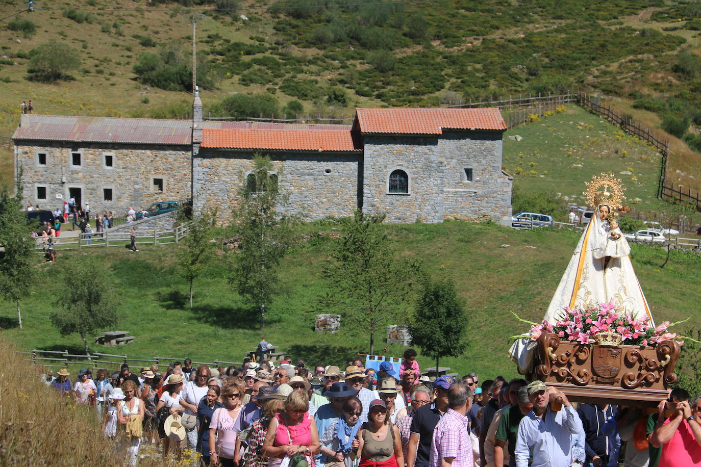 Fotos: Tradición y caballos para honrar a la Virgen de Riosol en Maraña