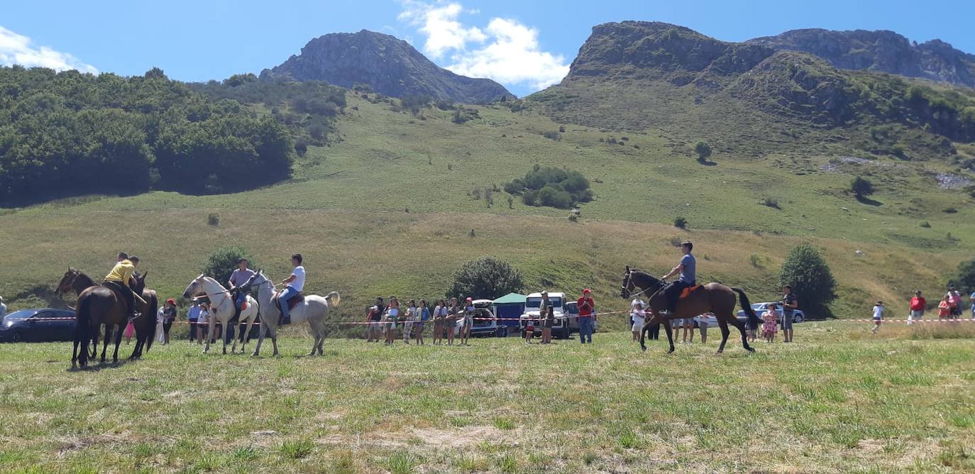 Fotos: Tradición y caballos para honrar a la Virgen de Riosol en Maraña