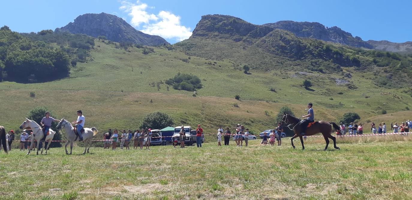 Fotos: Tradición y caballos para honrar a la Virgen de Riosol en Maraña