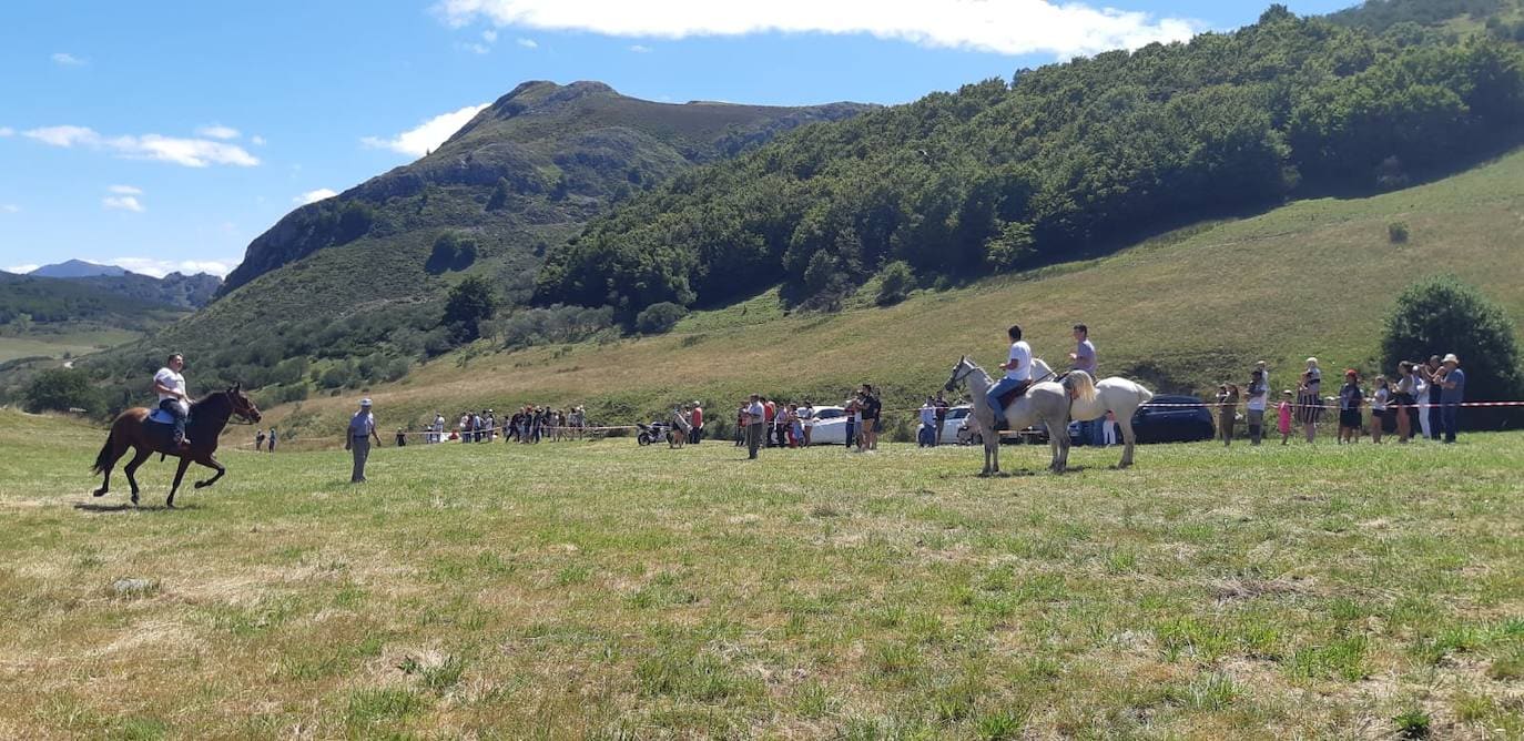 Fotos: Tradición y caballos para honrar a la Virgen de Riosol en Maraña