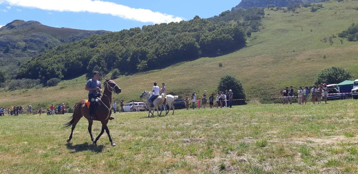 Fotos: Tradición y caballos para honrar a la Virgen de Riosol en Maraña