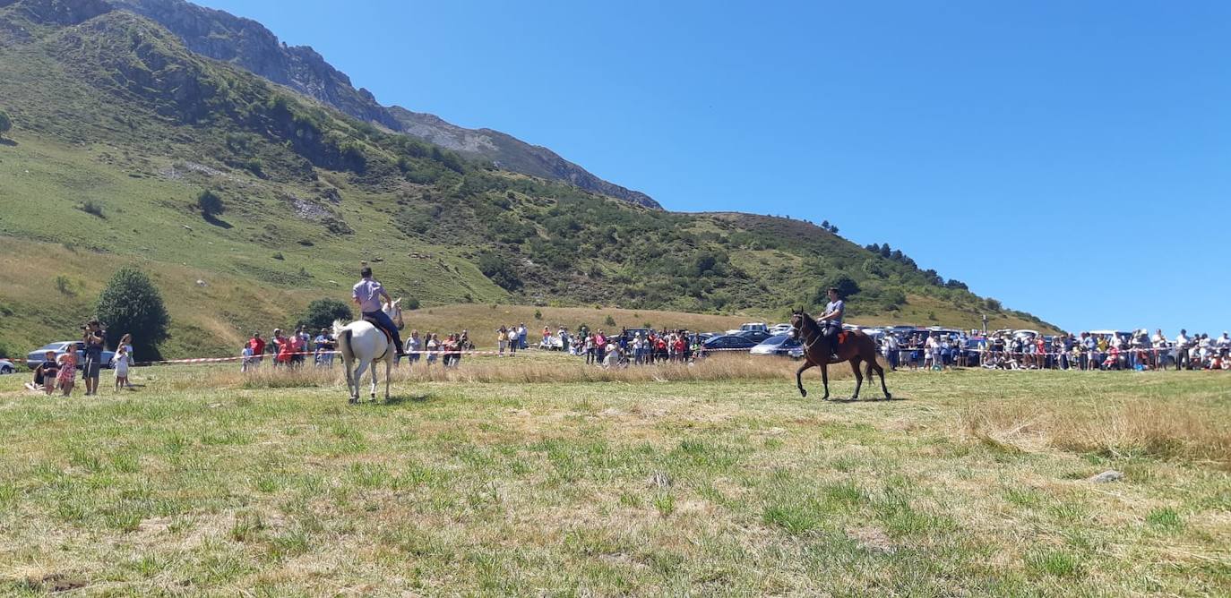 Fotos: Tradición y caballos para honrar a la Virgen de Riosol en Maraña