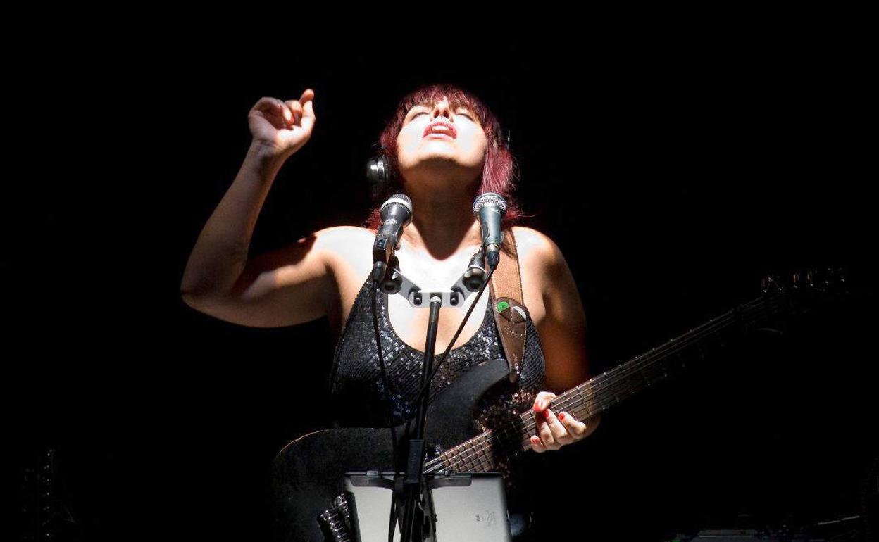 La cantante leonesa Hanna Borja, conocida como Jhana Beat, durante la representación de 'La teta de Janet'.