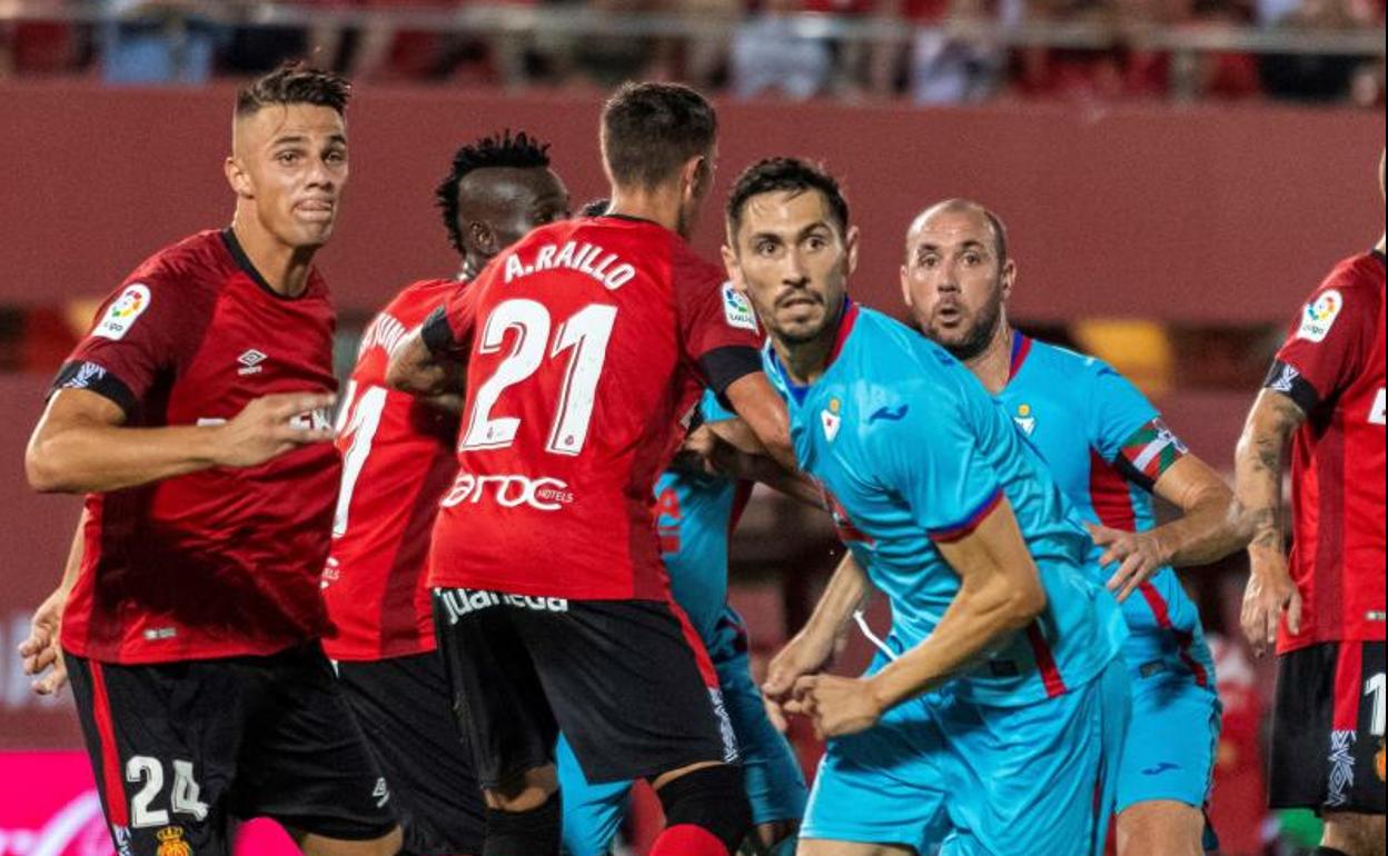 El Mallorca vuelve a la elite con un triunfo ante el Eibar