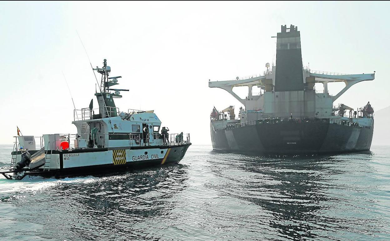 Una patrullera de la Guardia Civil navega junto al 'Grace 1', que ha cambiado de nombre y de bandera.