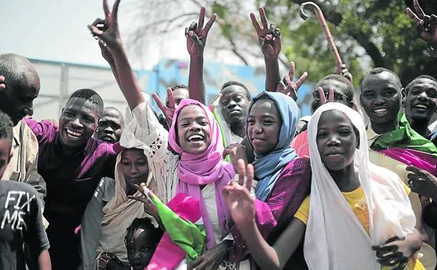 Sudaneses celebran el acuerdo en Jartum.