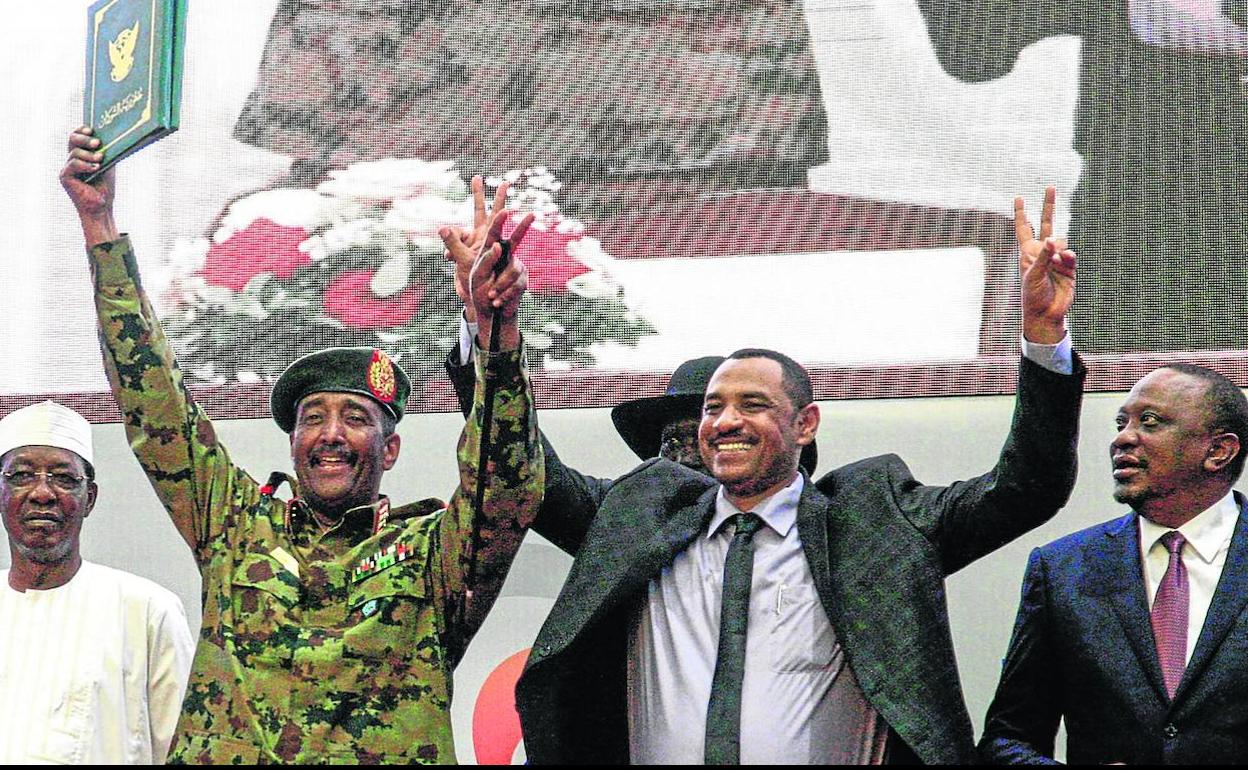 El general Mohammad Hamdan Daglo y el líder de las protestas en Sudán, Ahmad Rabie, hacen el símbolo de la victoria.