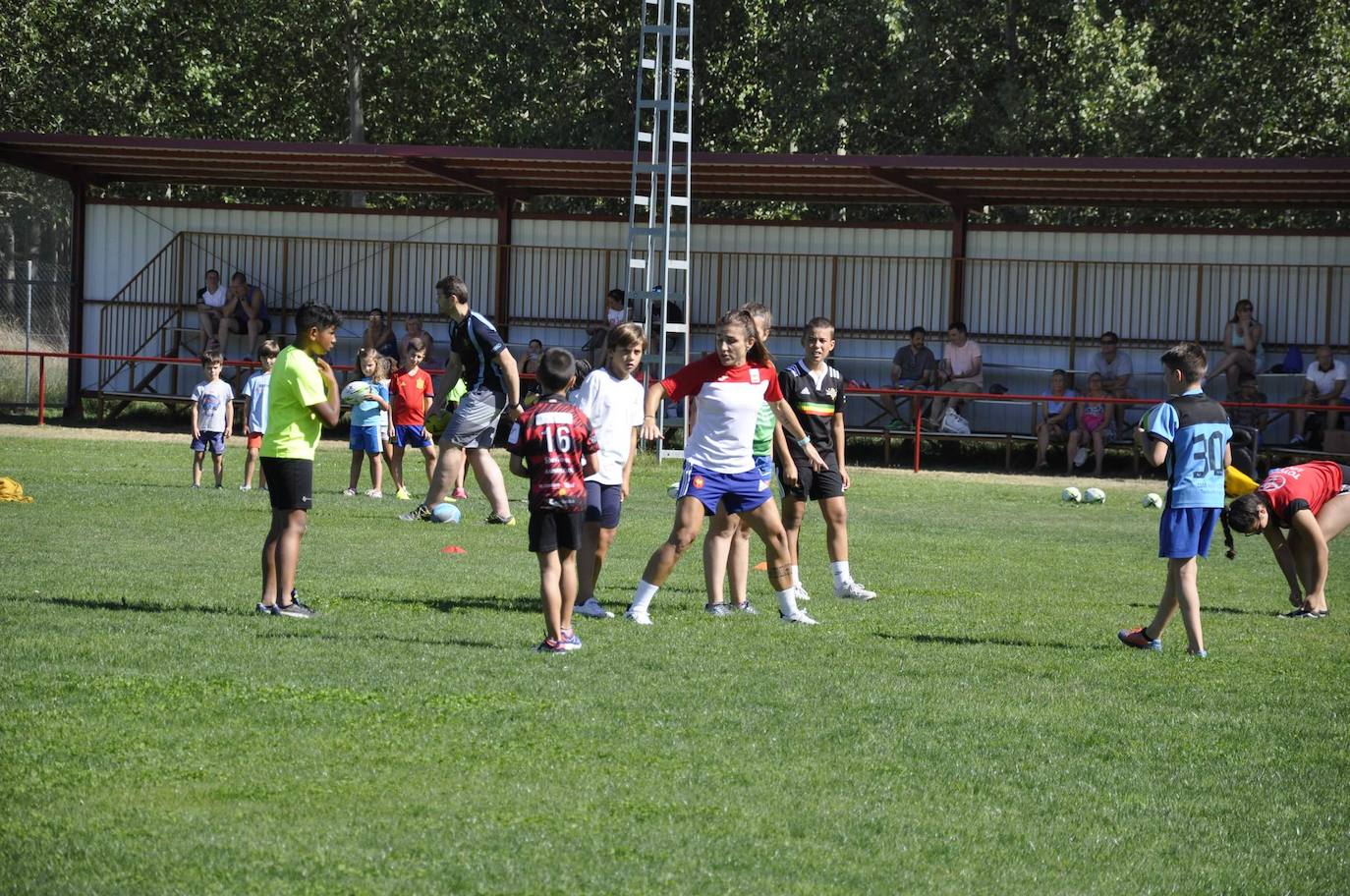 Fotos: María Casado acerca el rugby 7 a su Coyanza natal