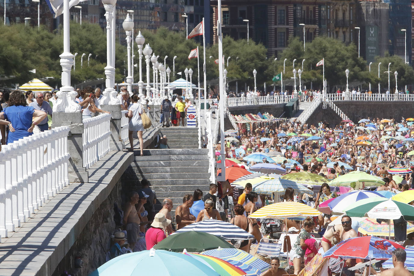 Fotos: El buen tiempo llena la playa de San Lorenzo