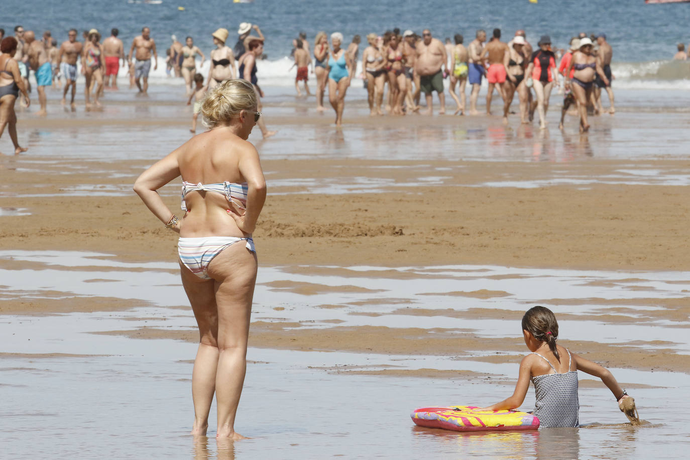 Fotos: El buen tiempo llena la playa de San Lorenzo