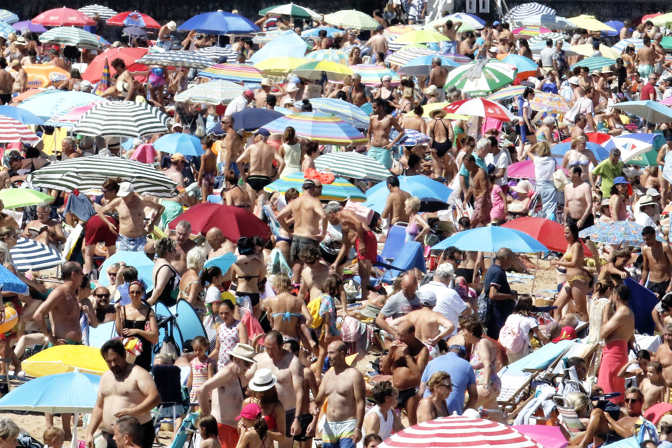 Fotos: El buen tiempo llena la playa de San Lorenzo