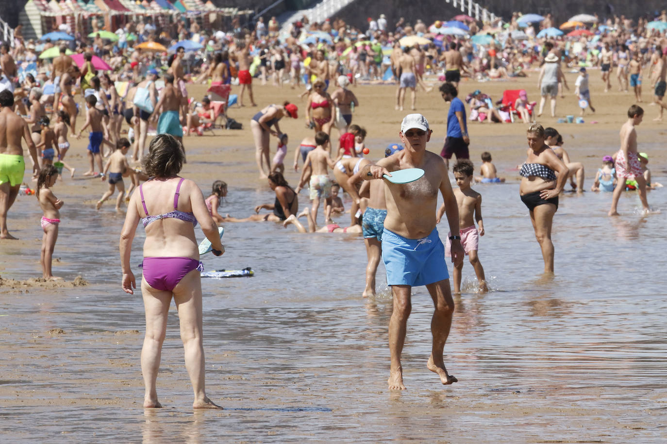 Fotos: El buen tiempo llena la playa de San Lorenzo