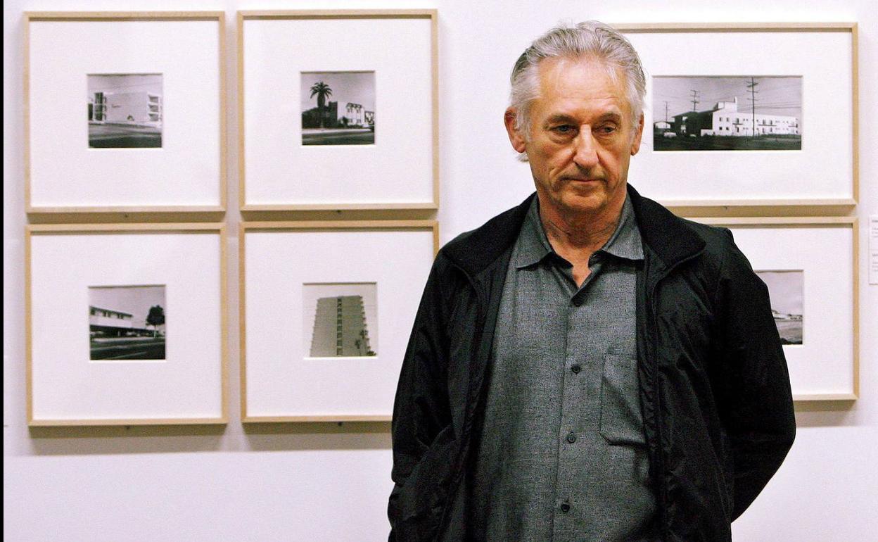 Una de las obras de Ed Ruscha, 'Standard Station', en venta (arriba). El artista en Suiza en 2006 (izquierda).