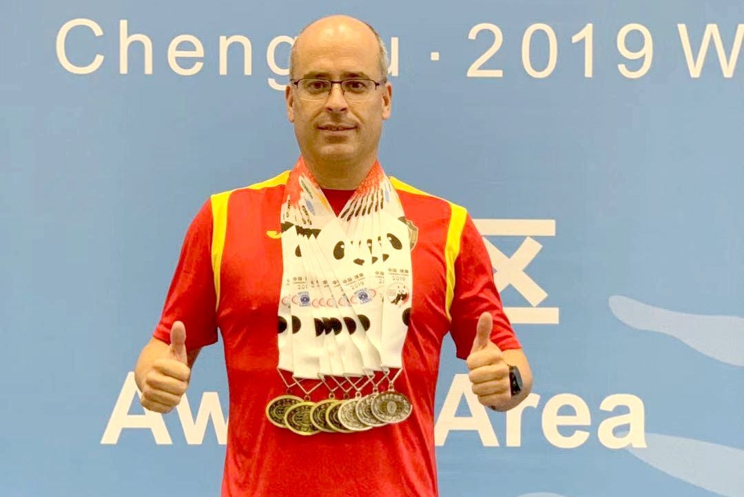 El leonés Isaac Mao, junto a sus medallas.