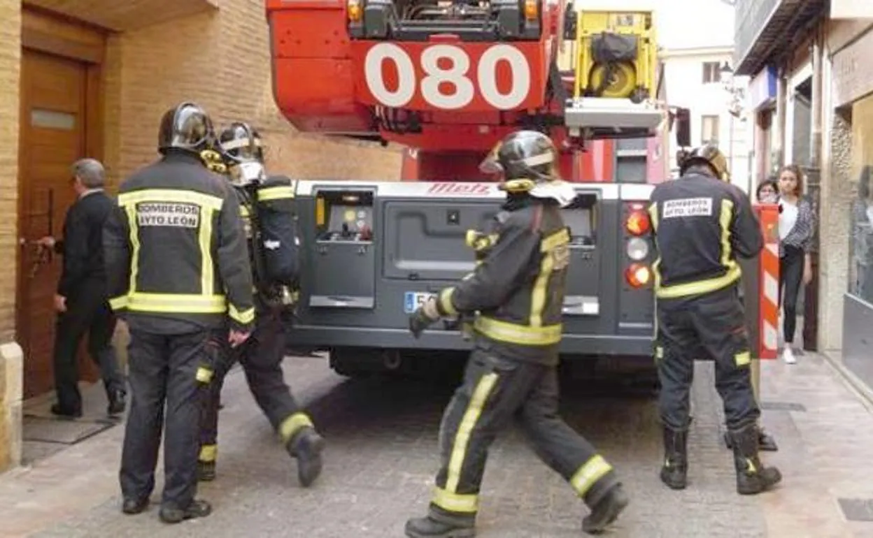 Efectivos de Bomberos durante una intervención.