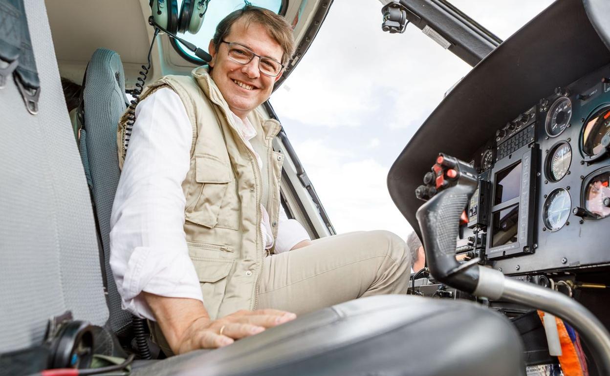 Alfonso Fernández Mañueco, en uno de los helicópteros para la lucha contra el fuego. 